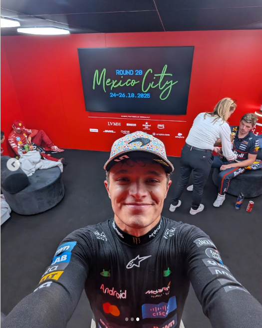 Informando quem é Norris , ele esta tirando uma Self